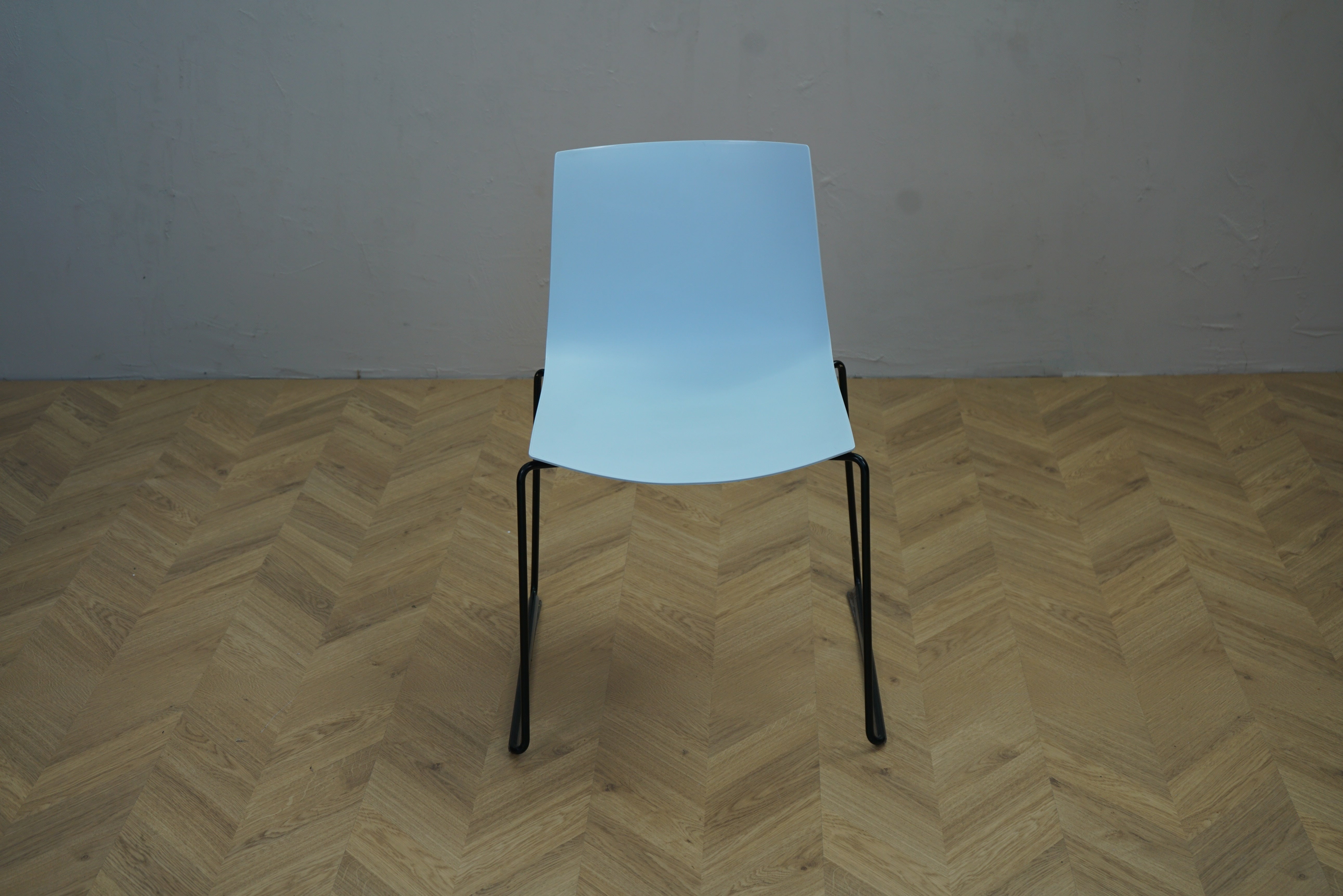 Arper Catifa 46 stol i lyseblå med sorte ben set forfra – stabelbar møde- og konferencestol